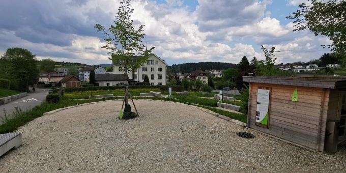 Neugestalteter Alter Friedhof mit neuem Schulhaus. Friedhof Begegnungszone