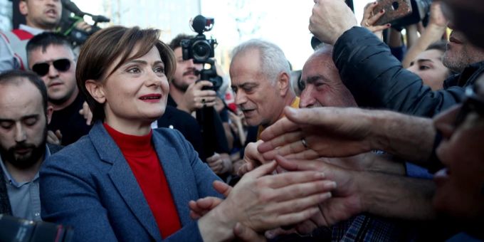 Canan Kaftancioglu (CHP) grüsst ihre Fans in Istanbul am 12. Mai 2022. cumhuriyet halk partisi