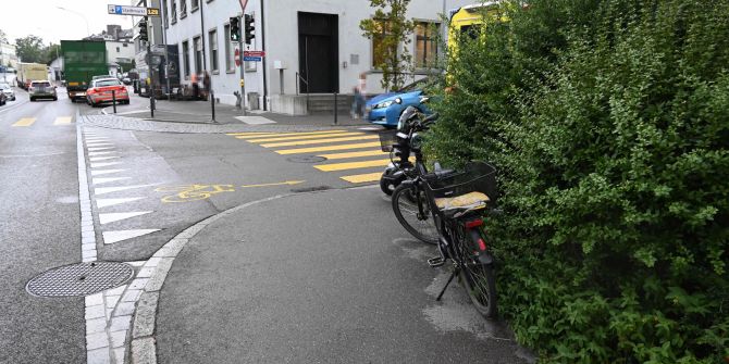 E-Biker bei Kollision mit E-Rollstuhl