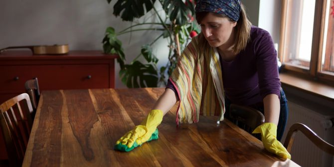 Tisch Massivholz Frau Pflege Lappen Gummihandschuhe