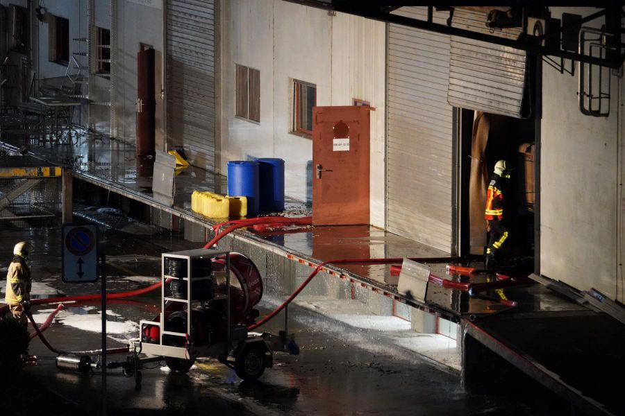 Ungefähr 100 Feuerwehrleute standen im Kampf gegen das Grossfeuer im Einsatz.