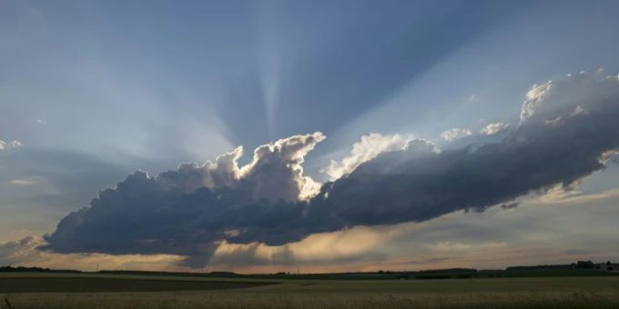 Sturmzelle über einem Feld in Zentralfrankreich. Frnakreich