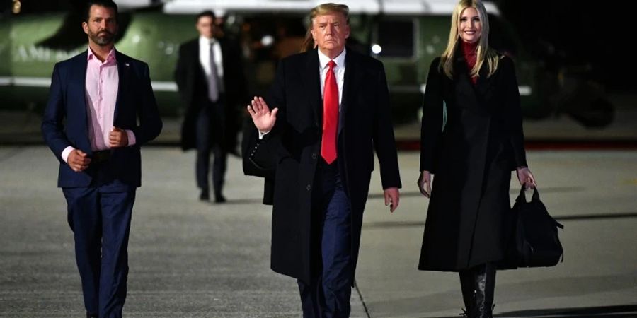 Donald Trump Junior und Ivanka mit Papa Donald. Die Trump-Familie wird immer reicher.