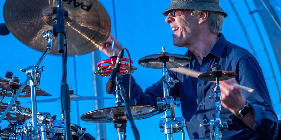 Der Schlagzeuger und Komponist Stewart Copeland spielt mit der Mecklenburgischen Staatskapelle bei der Generalprobe auf der Open Air Bühne in Schwerins Schlossgarten.