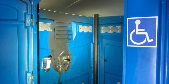 Eine Klopapierrolle wurde in einer mobilen Toilettenanlage von unbekannten Tätern angezündet.