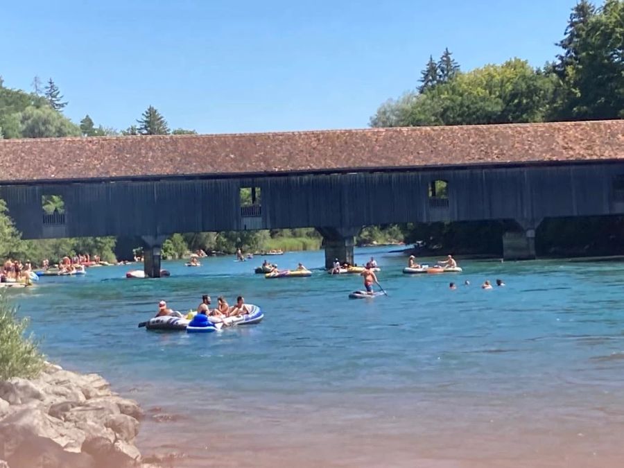 Blick auf die Auguetbrücke und das verunfallte Boot.