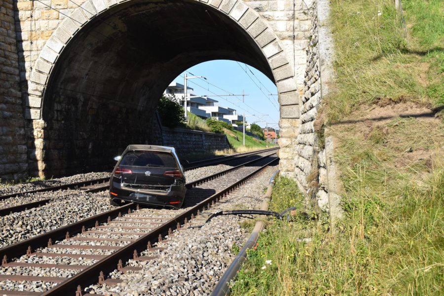 Lenker landet auf Bahnstrecke