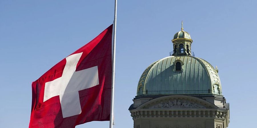 Schweizer Flagge über der Kuppel des Bundeshauses in Bern. (Archivbild)