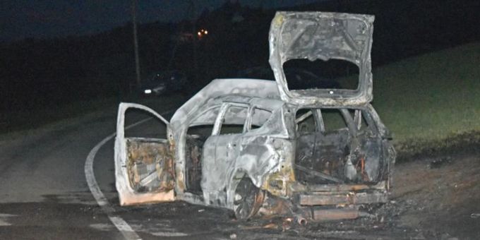 Das Auto ging in Flammen auf und brannte aus. Willisau Auto