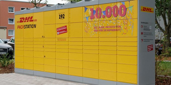 Die zehntausendste Packstation der Deutschen Post DHL in einem Wohngebiet in Duisburg. Die zehntausendste Packstation der Deutschen Post DHL in einem Wohngebiet in Duisburg.
