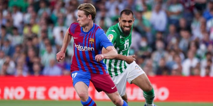 Frenkie de Jong will beim FC Barcelona bleiben, der Club muss aber sparen. frenkie de jong