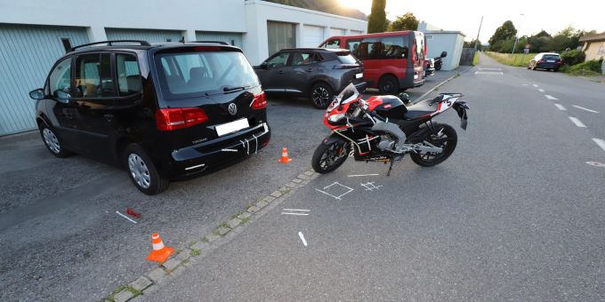Niederurnen GL: Motorradlenkerin kollidiert mit parkierten Auto Niederurnen GL: Motorradlenkerin kollidiert mit parkierten Auto