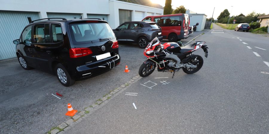 Niederurnen GL: Motorradlenkerin kollidiert mit parkierten Auto