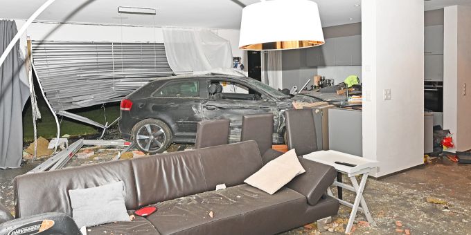 Hallau SH: Lenker kracht in ein Wohnhaus. Hallau SH