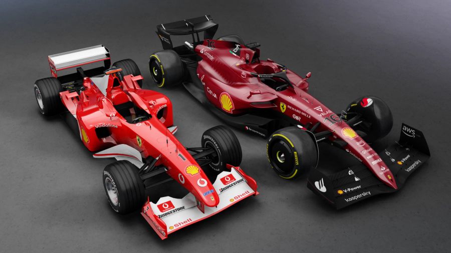 Links ein Ferrari F2002 aus dem Jahr 2002, rechts der Ferrari F1-75 aus dem Jahr 2022.