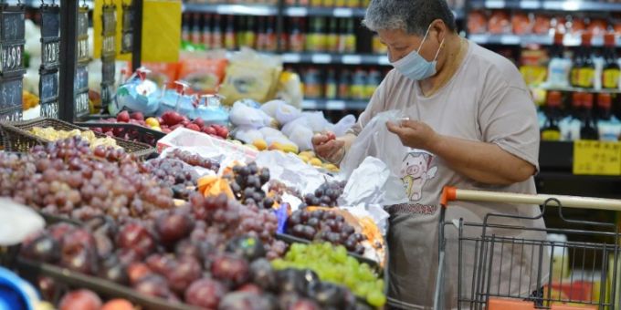 Frau in Supermarkt in China Frau in Supermarkt in China