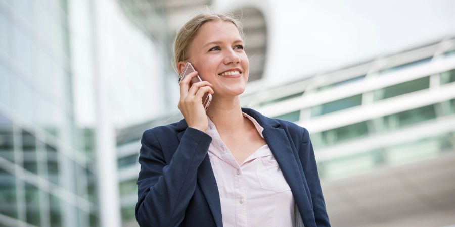 Die Chancen am Arbeitsmarkt stehen für Berufseinsteiger gut. Allzu hoch sollte man aber die eigenen Ansprüche an potenzielle Arbeitgeber nicht schrauben.