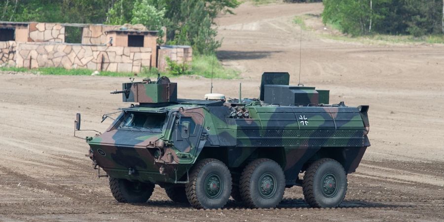 Ein Transportpanzer Fuchs auf einem Übungsfeld in Munster.