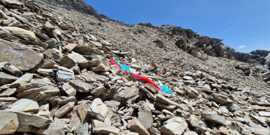 Ein 75-jähriger Gleitschirmpilot ist am Samstag im Kanton Graubünden oberhalb von Tschlin tödlich verunglückt.