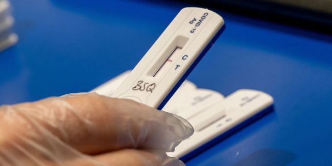 Schnelltests in einem Testzentrum. Schnelltests in einem Testzentrum.