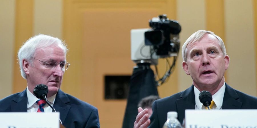 Der ehemalige geschäftsführende US-Justizminister Jeffrey Rosen (l) lauscht der Aussage seines damaligen Stellvertreters, Richard Donoghue.