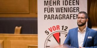 Auszeichnung - «One Child, one Vote» erhält ersten Zuger «Papiertiger»