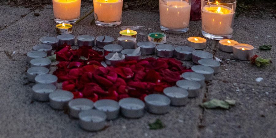 Kerzen und Blumen am Ort einer tödlichen Auseinandersetzung an einem Sportplatz in Bielefeld.