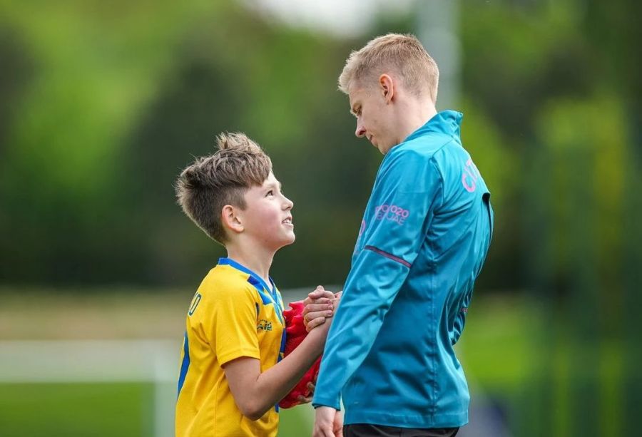 Der Ukraine-Star hat den 10-Jährigen zu einem Training auf dem Campus von Manchester City eingeladen.