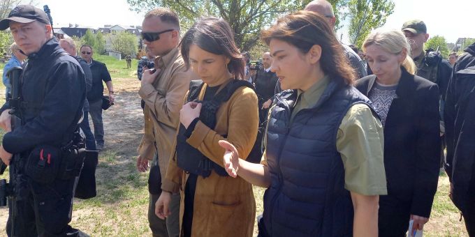 Aussenministerin Annalena Baerbock (Grüne) spricht mit der ukrainischen Generalstaatsanwältin Iryna Wenediktowa (r.) bei ihrem Besuch in Butscha. (Archiv) bearbock