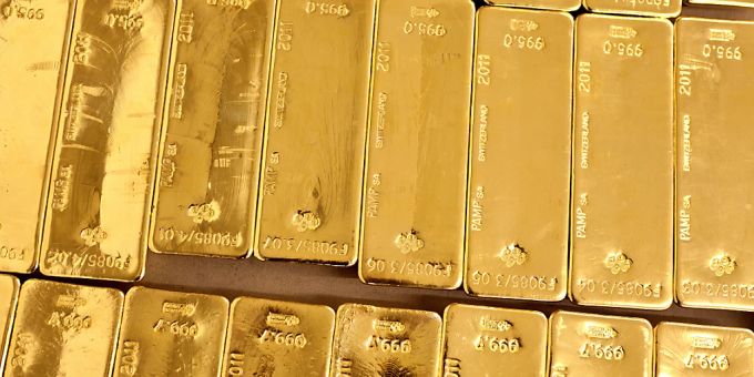 Schweizer Goldraffinerien müssen bisher nicht offenlegen, woher sie das Edelmetall beziehen. Die Gesellschaft für bedrohte Völker (GfbV) will das ändern. (Symbolbild) Gold Schweiz