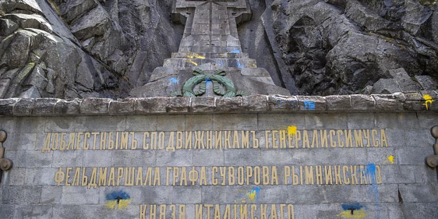 Das Suworow-Denkmal in der Schöllenen wurde mit gelber und blauer Farbe verschmiert.