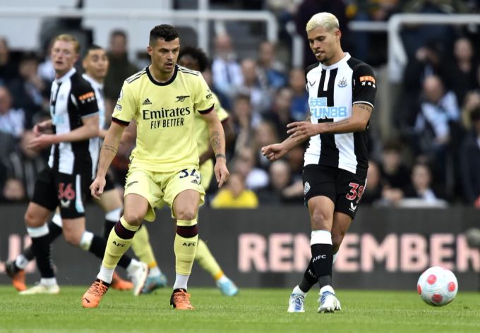 Granit Xhaka (l.) spielt bei Arsenal über die volle Distanz. Arsenal