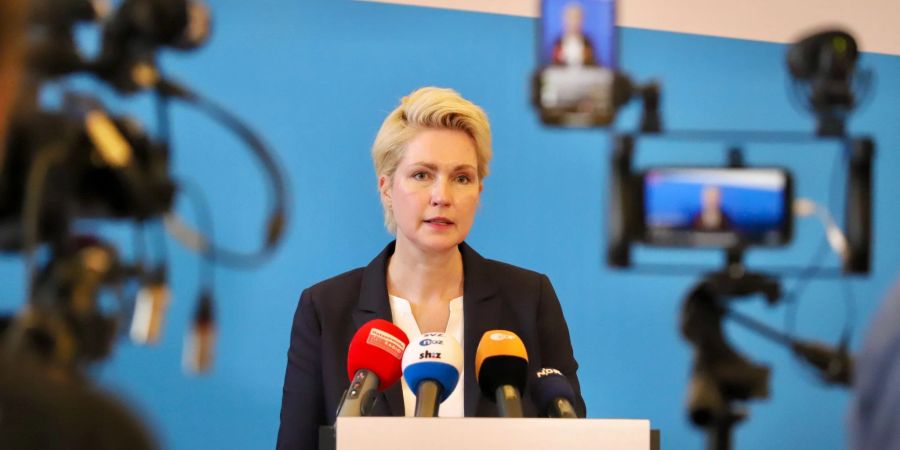 Manuela Schwesig (SPD), Ministerpräsidentin von Mecklenburg-Vorpommern, beantwortet bei einer Pressekonferenz in Schwerin die Fragen von Journalisten.