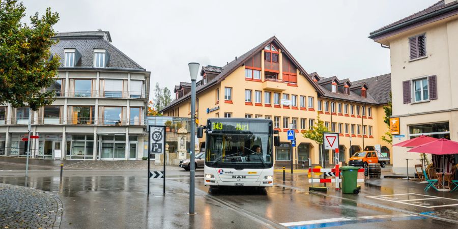 Busdurchfahrt auf der Markstrasse in Muri (AG).