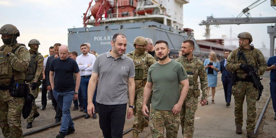 Wolodymyr Selenskyj besuch mit Botschaftern verschiedener Länder und UN-Beamten den Hafen von Chornomork.