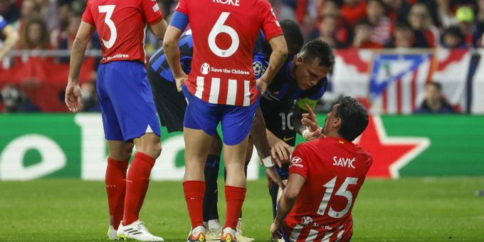 Atléticos Stefan Savic am Boden nach der Tätlichkeit von Inters Marcus Thuram. Champions League