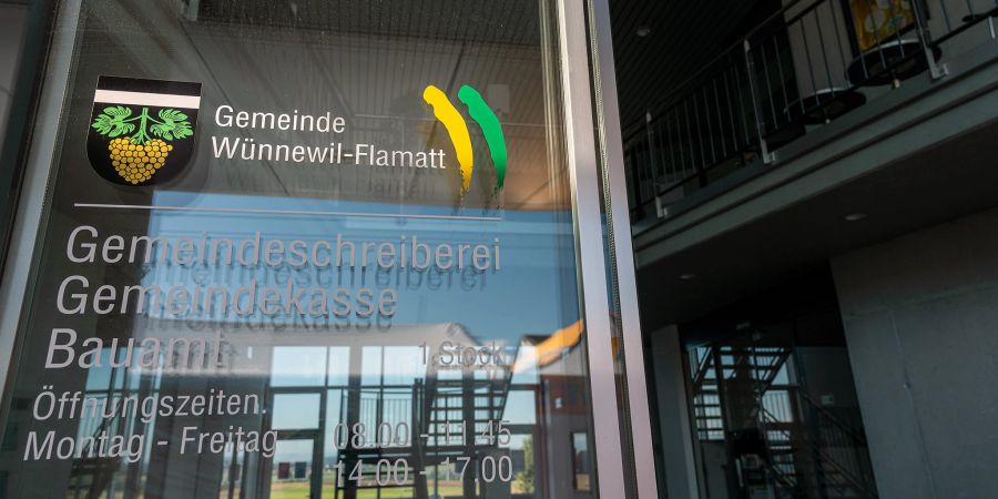 Eingang zum neuen Gemeindehaus mit der Gemeindeschreiberei, der Gemeindekasse und dem Bauamt der Gemeinde Wünnewil-Flamatt.
