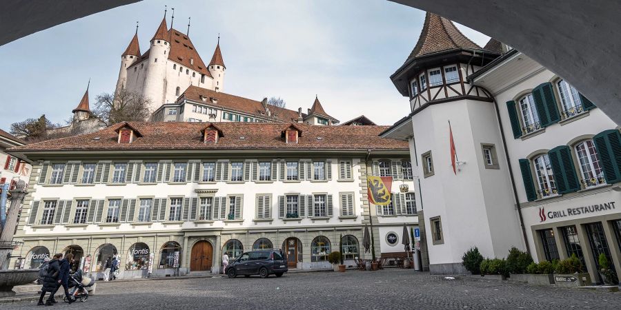 Blick vom Thuner Rathaus auf das Schloss Thun und den Rathausplatz.