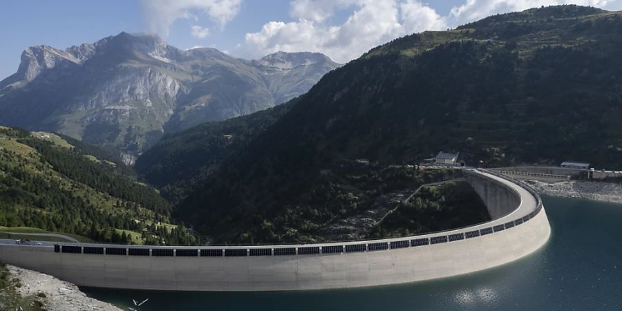 Blick auf die neue Solaranlage der Elektrizitätswerke Zürich am Stausee Lago di Lei in Ferrera. Die Anlage mit 1000 Solarmodulen wird 550 Meter lang und soll etwa 160 Haushalte versorgen.