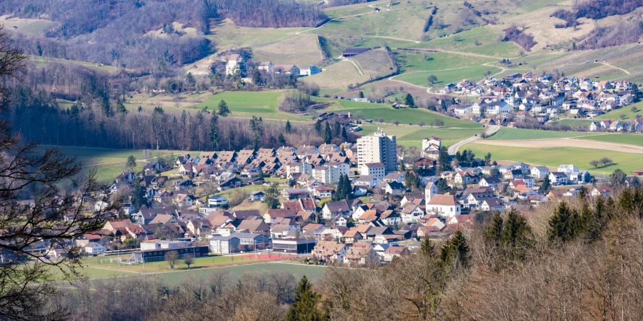 Blick auf die Gemeinde Veltheim mit der Schulanlage, der reformierten Pfarrkirche, der Strasse nach Oberflachs und dem Schulheim Kasteln in Oberflachs.