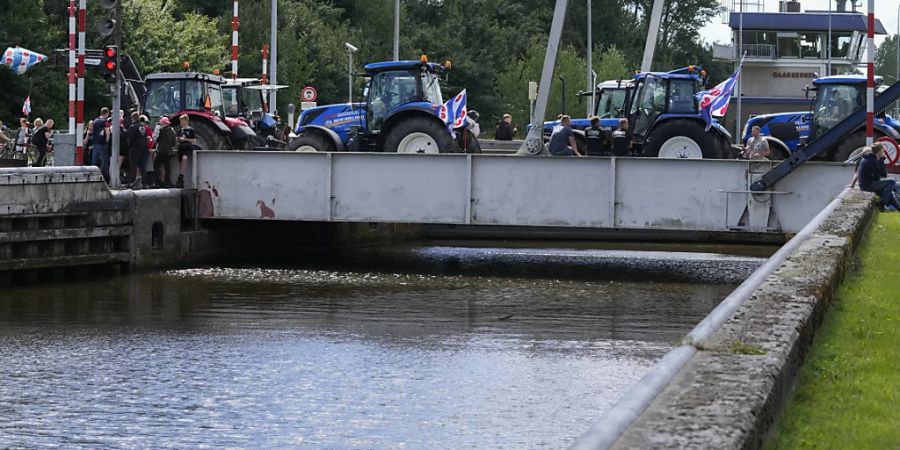 ARCHIV - Protestierende Landwirte blockieren eine Zugbrücke an einer Schleuse des Prinzessin-Margriet-Kanals und verhindern so die Durchfahrt von Schiffen in Gaarkeuken. Foto: Peter Dejong/AP/dpa