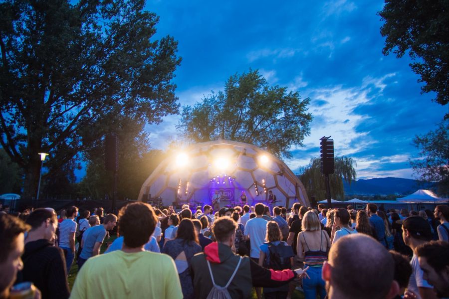 Personen vor einer Festivalbühne