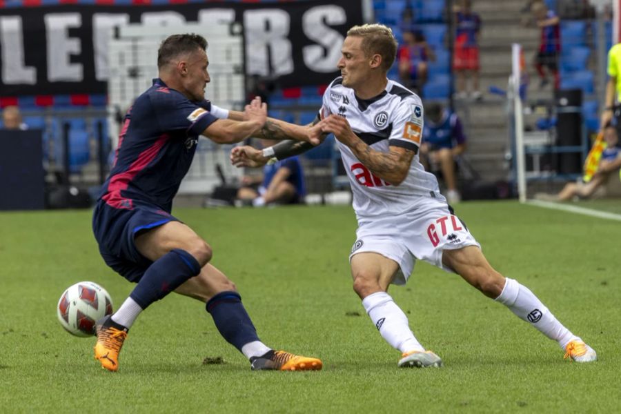 FCB-Mittelfeldspieler Taulant Xhaka (l.) im Duell mit Luganos Mattia Bottani.