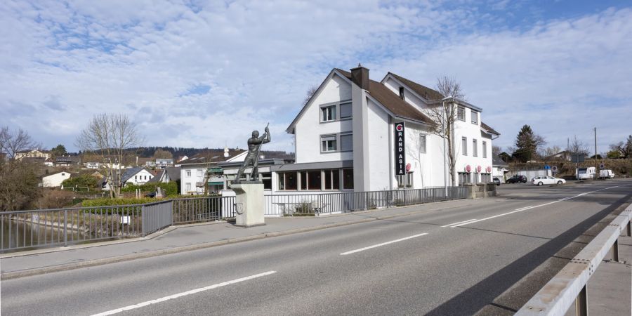 Das ehemalige Restaurant Zollhaus an der Brücke über der Reuss, die Windisch und Gebenstorf trennt.