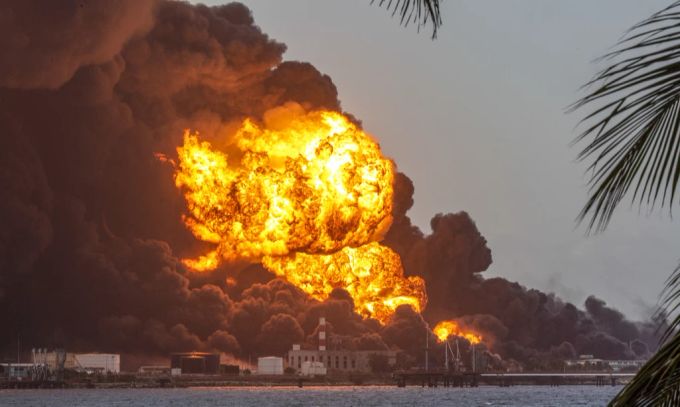 Die Flammen im Treibstofflager auf Kuba. Kuba