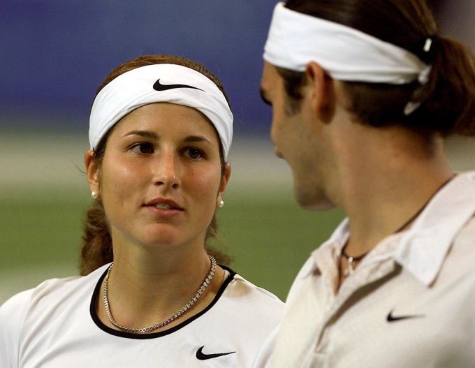 Fans feiern Mirka Federer auf Tennis-Court