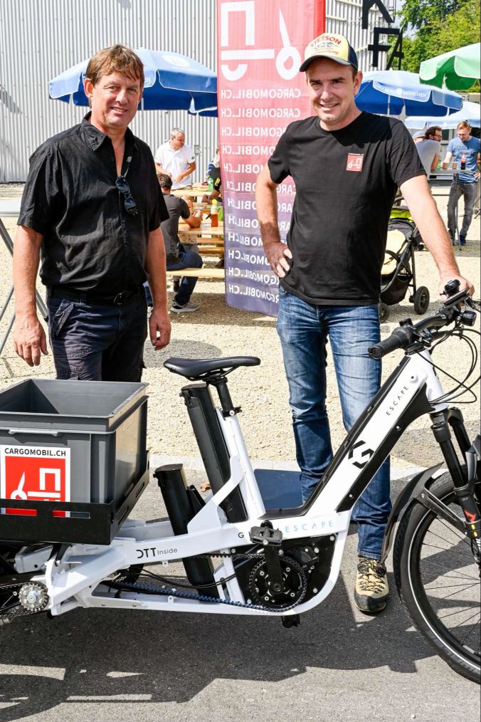 Martin Gerber (l) schaut sich ein Cargobike von Christian Rudin (Geschäftsführer Cargomobil/r) an.