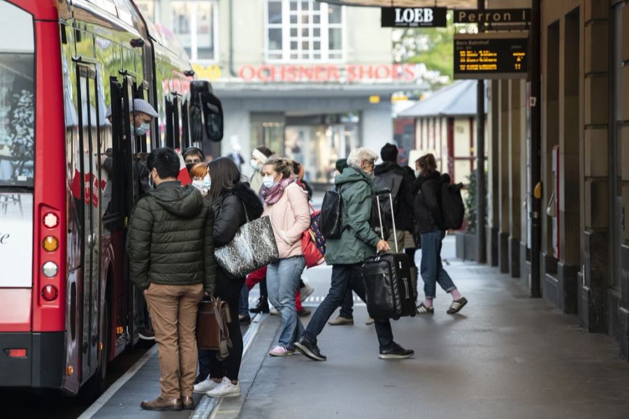 Eine Buspassagierin mit zwei künstlichen Hüftgelenken beschwert sich. (Archivbild)