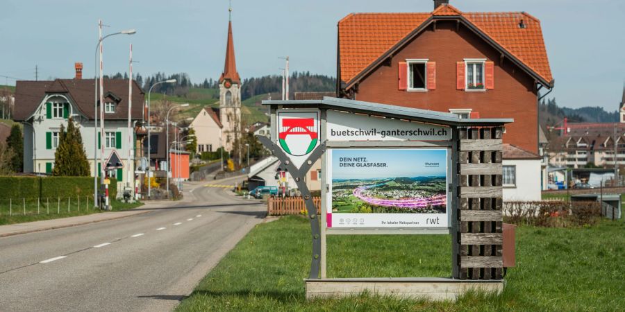 Die Ortseinfahrt der Gemeinde Bütschwil-Ganterschwil im Wahlkreis Toggenburg im Kanton St. Gallen.