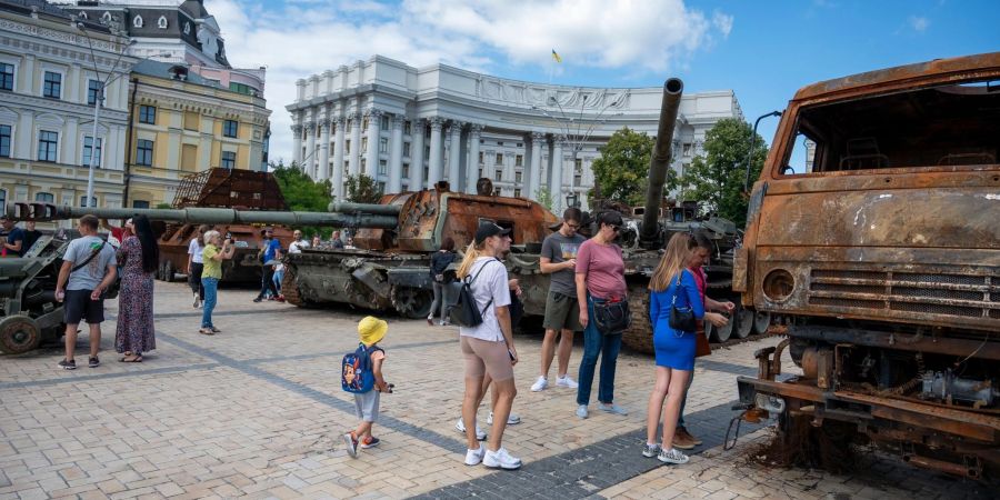 Keine Überbleibsel aus dem Zweiten Weltkrieg, sondern aus der derzeitigen Invasion: Russische Panzer und andere Militärfahrzeuge werden auf dem Michaelsplatz ausgestellt.